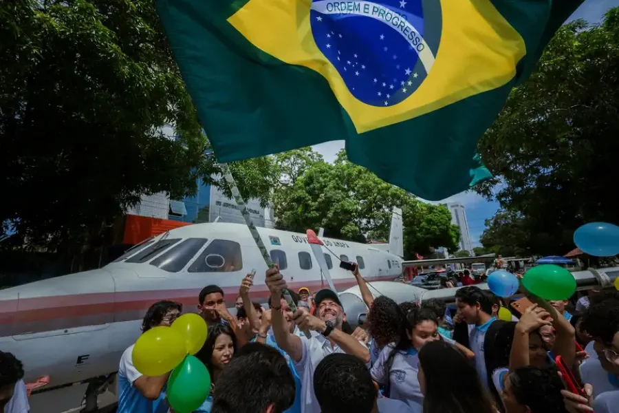 'Aguçar a imaginação e o sentimento de pertencimento e amor pelo Amapá', diz governador Clécio no translado do avião Bandeirante pelas ruas de Macapá