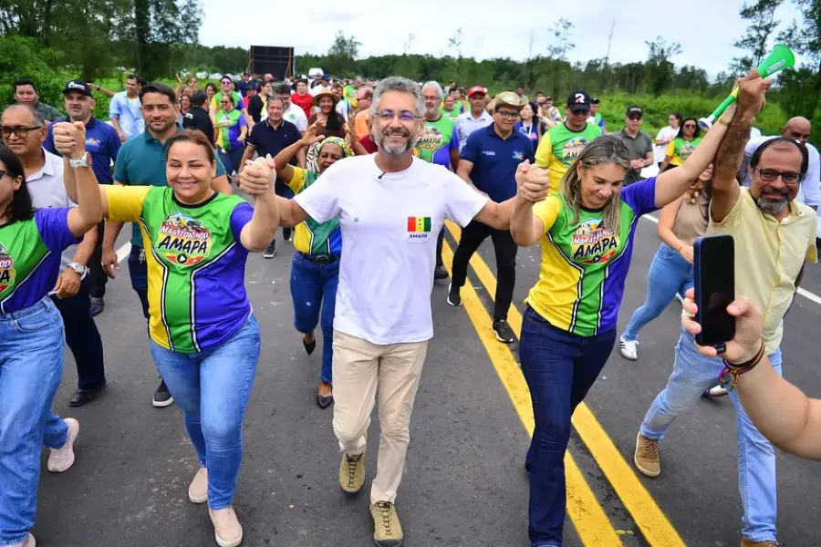 Governador Clécio entrega Ponte do Meruoca no município de Amapá, atende demanda histórica da população e faz travessia simbólica com moradores