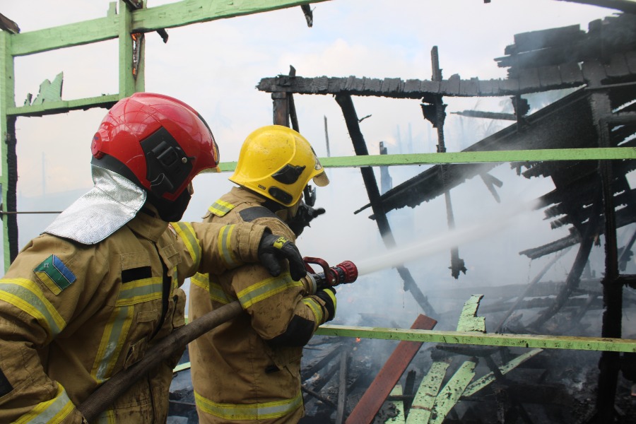 Corpo de Bombeiros controla incêndio na Baixada do Ambrósio, em Santana