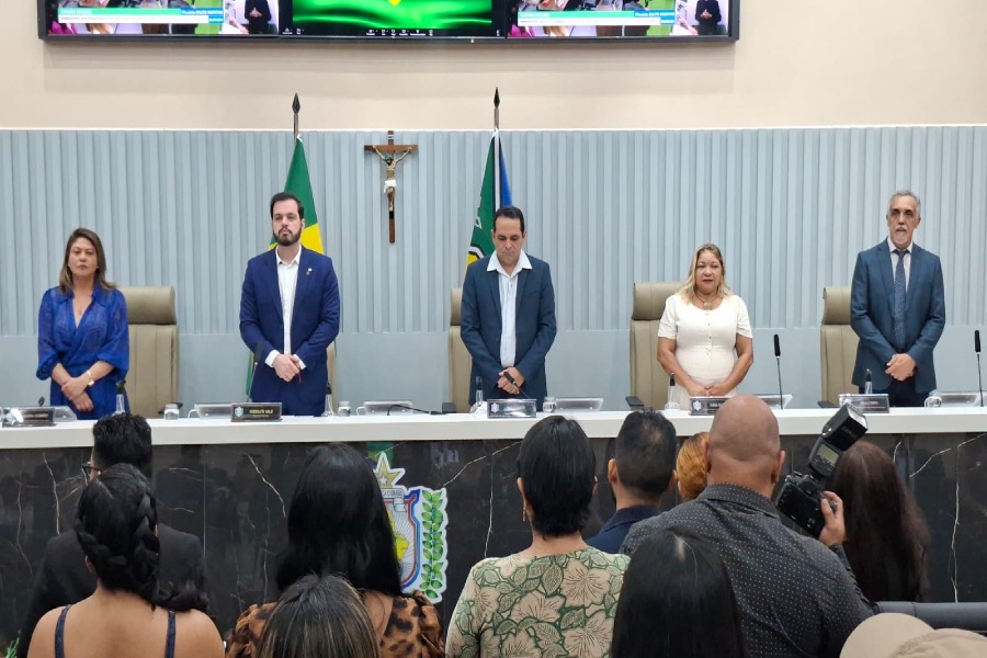 SESSÃO SOLENE HOMENAGEIA PROFISSIONAIS DA EDUCAÇÂO NO AMAPÁ.