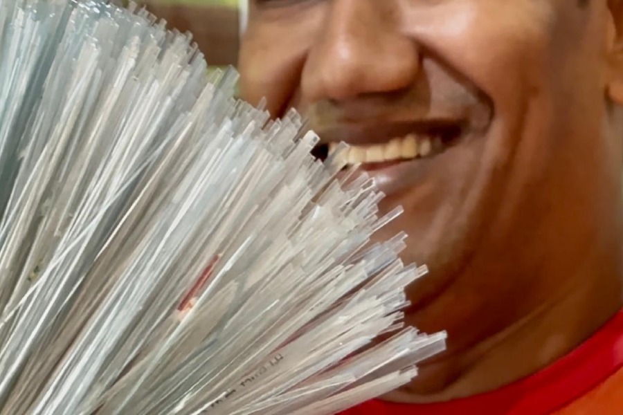 Madeira, plástico e recomeços: Internos do IAPEN fabricam brinquedos e transformam garrafas PET em economia para o Amapá